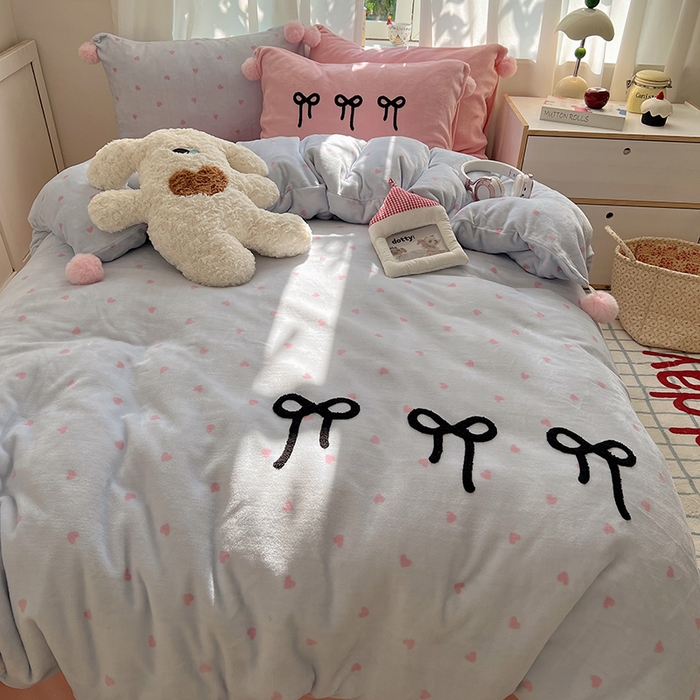 91家纺网 家纺一手货源 找家纺 桃子家居 2025新款insA类少女甜心毛球混搭工艺蝴蝶结刺绣毛巾绣印花加厚牛奶绒四件套 绒毛球-蝴蝶结葡萄草莓
