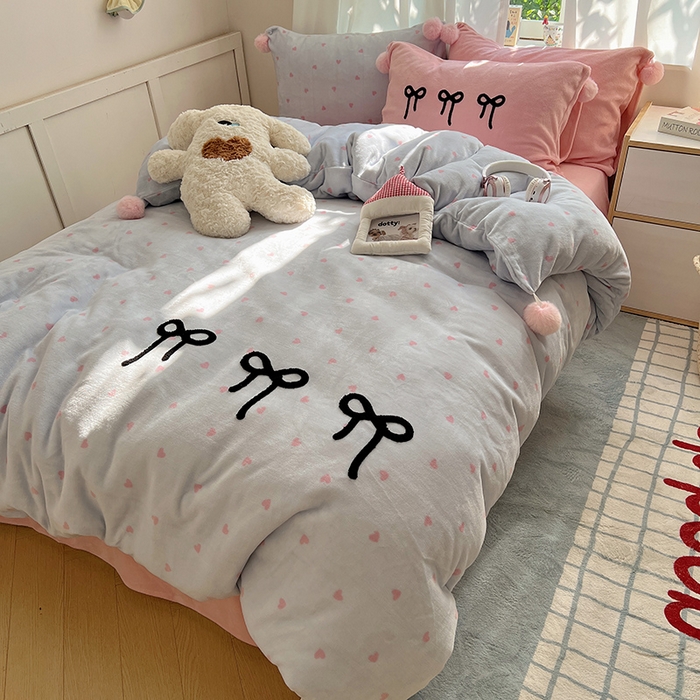 91家纺网 家纺一手货源 找家纺 桃子家居 2025新款insA类少女甜心毛球混搭工艺蝴蝶结刺绣毛巾绣印花加厚牛奶绒四件套 绒毛球-蝴蝶结葡萄草莓