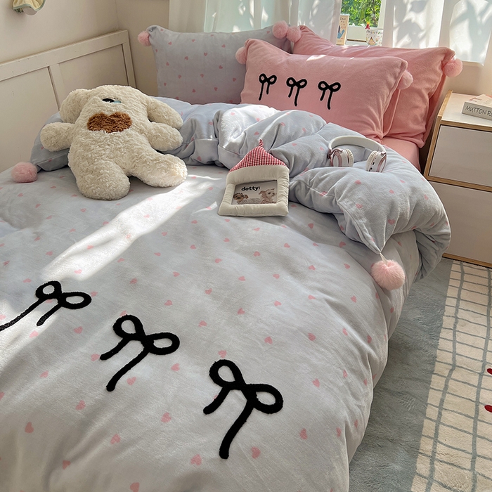 91家纺网 家纺一手货源 找家纺 桃子家居 2025新款insA类少女甜心毛球混搭工艺蝴蝶结刺绣毛巾绣印花加厚牛奶绒四件套 绒毛球-蝴蝶结葡萄草莓