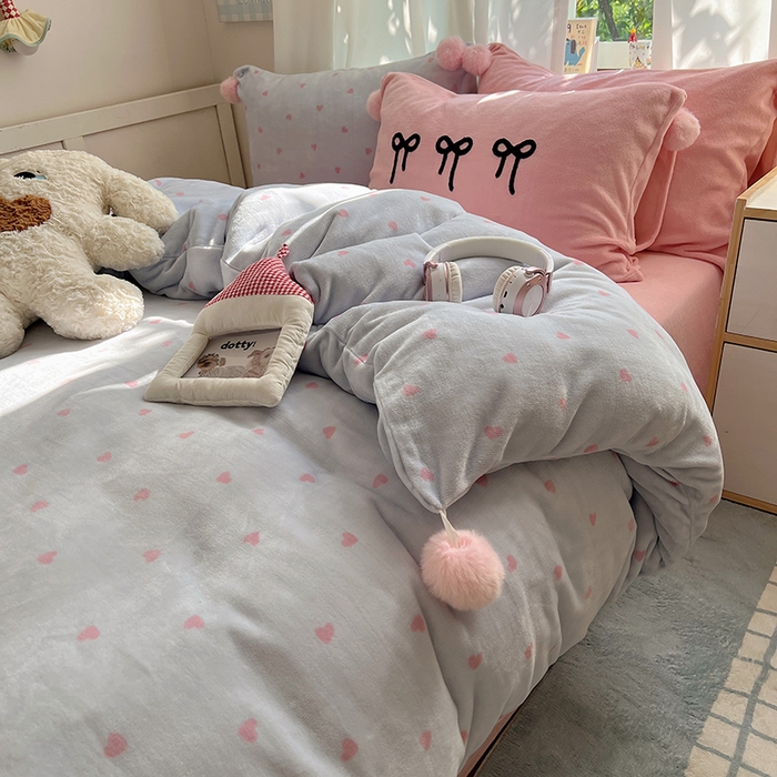 91家纺网 家纺一手货源 找家纺 桃子家居 2025新款insA类少女甜心毛球混搭工艺蝴蝶结刺绣毛巾绣印花加厚牛奶绒四件套 绒毛球-蝴蝶结葡萄草莓
