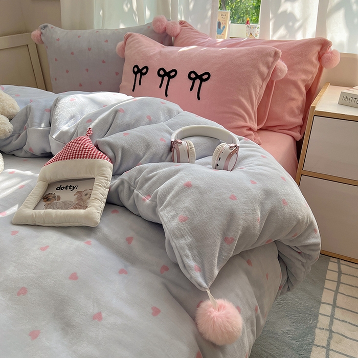 91家纺网 家纺一手货源 找家纺 桃子家居 2025新款insA类少女甜心毛球混搭工艺蝴蝶结刺绣毛巾绣印花加厚牛奶绒四件套 绒毛球-蝴蝶结葡萄草莓