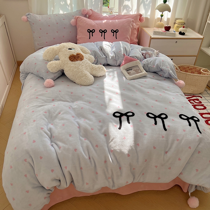 91家纺网 家纺一手货源 找家纺 桃子家居 2025新款insA类少女甜心毛球混搭工艺蝴蝶结刺绣毛巾绣印花加厚牛奶绒四件套 绒毛球-蝴蝶结葡萄草莓