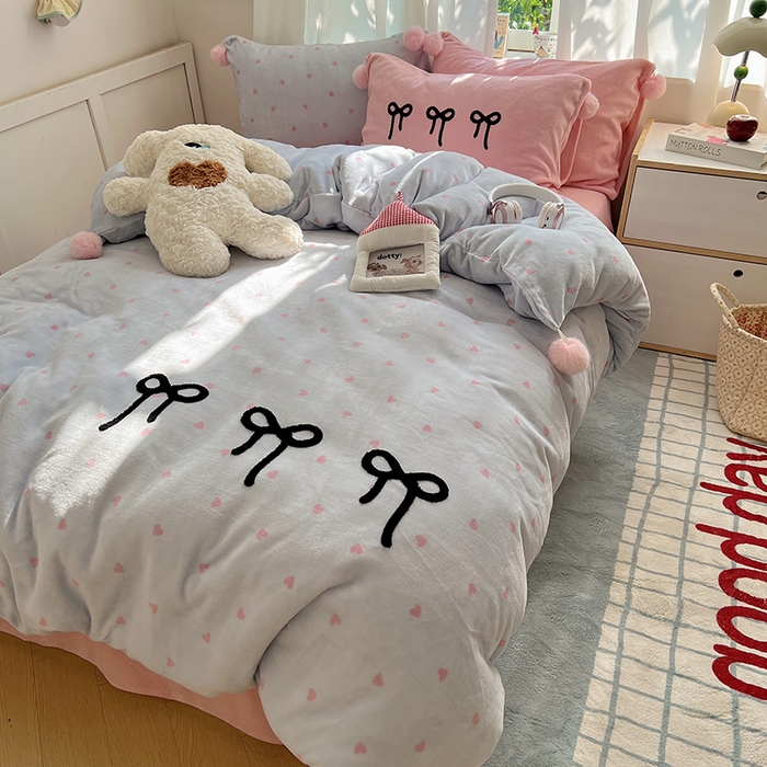 91家纺网 家纺一手货源 找家纺 桃子家居 2025新款insA类少女甜心毛球混搭工艺蝴蝶结刺绣毛巾绣印花加厚牛奶绒四件套 绒毛球-蝴蝶结葡萄草莓