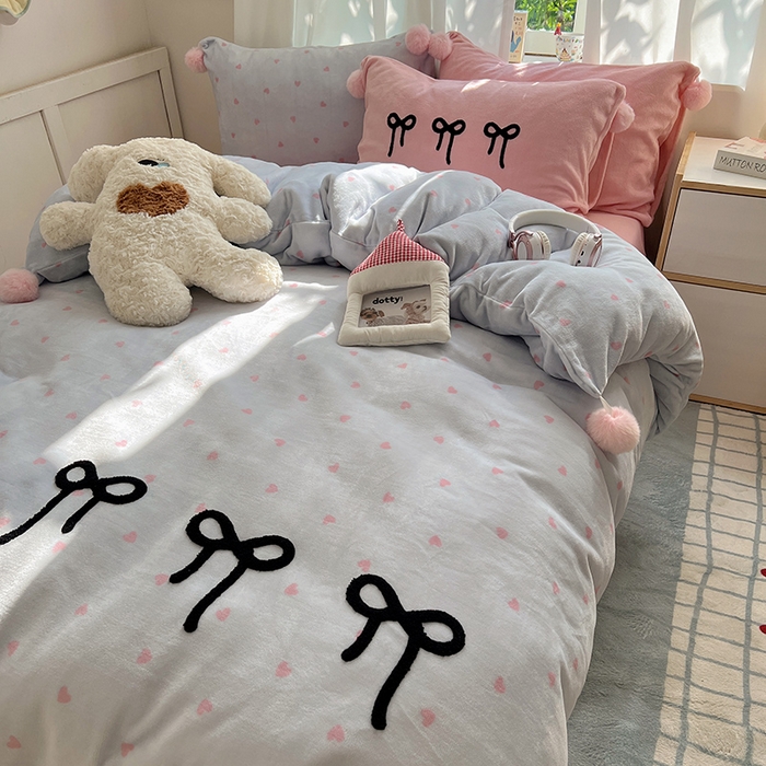 91家纺网 家纺一手货源 找家纺 桃子家居 2025新款insA类少女甜心毛球混搭工艺蝴蝶结刺绣毛巾绣印花加厚牛奶绒四件套 绒毛球-蝴蝶结葡萄草莓