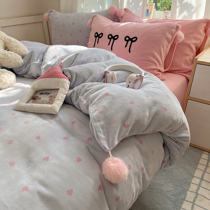91家纺网 家纺一手货源 找家纺 桃子家居 2025新款insA类少女甜心毛球混搭工艺蝴蝶结刺绣毛巾绣印花加厚牛奶绒四件套 绒毛球-蝴蝶结葡萄草莓