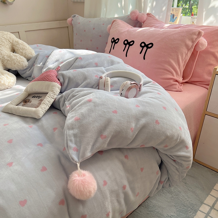 91家纺网 家纺一手货源 找家纺 桃子家居 2025新款insA类少女甜心毛球混搭工艺蝴蝶结刺绣毛巾绣印花加厚牛奶绒四件套 绒毛球-蝴蝶结葡萄草莓