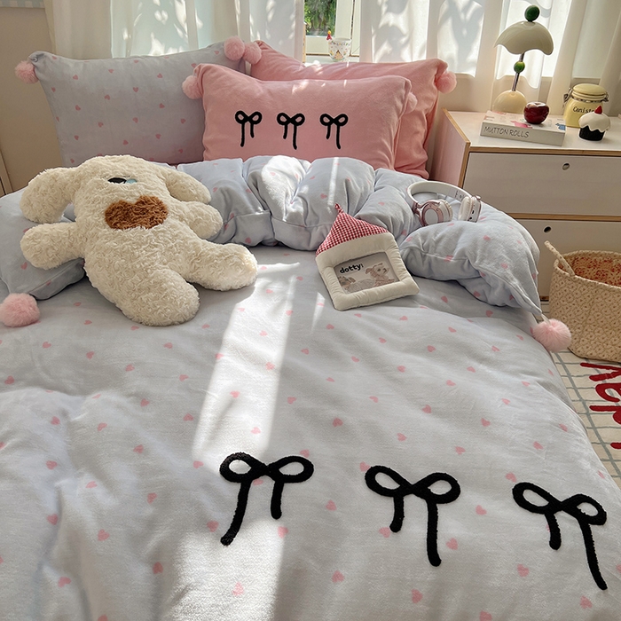 91家纺网 家纺一手货源 找家纺 桃子家居 2025新款insA类少女甜心毛球混搭工艺蝴蝶结刺绣毛巾绣印花加厚牛奶绒四件套 绒毛球-蝴蝶结葡萄草莓