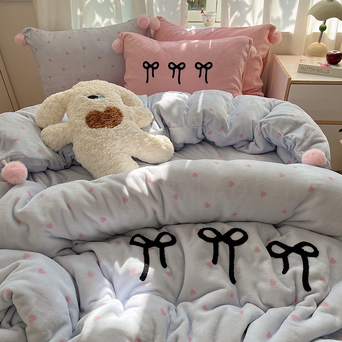 91家纺网 家纺一手货源 找家纺 桃子家居 2025新款insA类少女甜心毛球混搭工艺蝴蝶结刺绣毛巾绣印花加厚牛奶绒四件套 绒毛球-蝴蝶结葡萄草莓