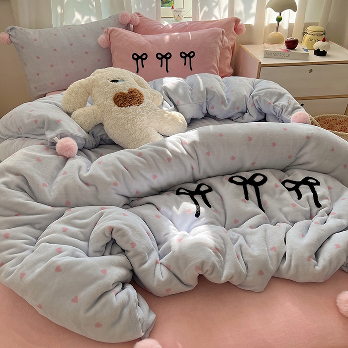 91家纺网 家纺一手货源 找家纺 桃子家居 2025新款insA类少女甜心毛球混搭工艺蝴蝶结刺绣毛巾绣印花加厚牛奶绒四件套 绒毛球-蝴蝶结葡萄草莓