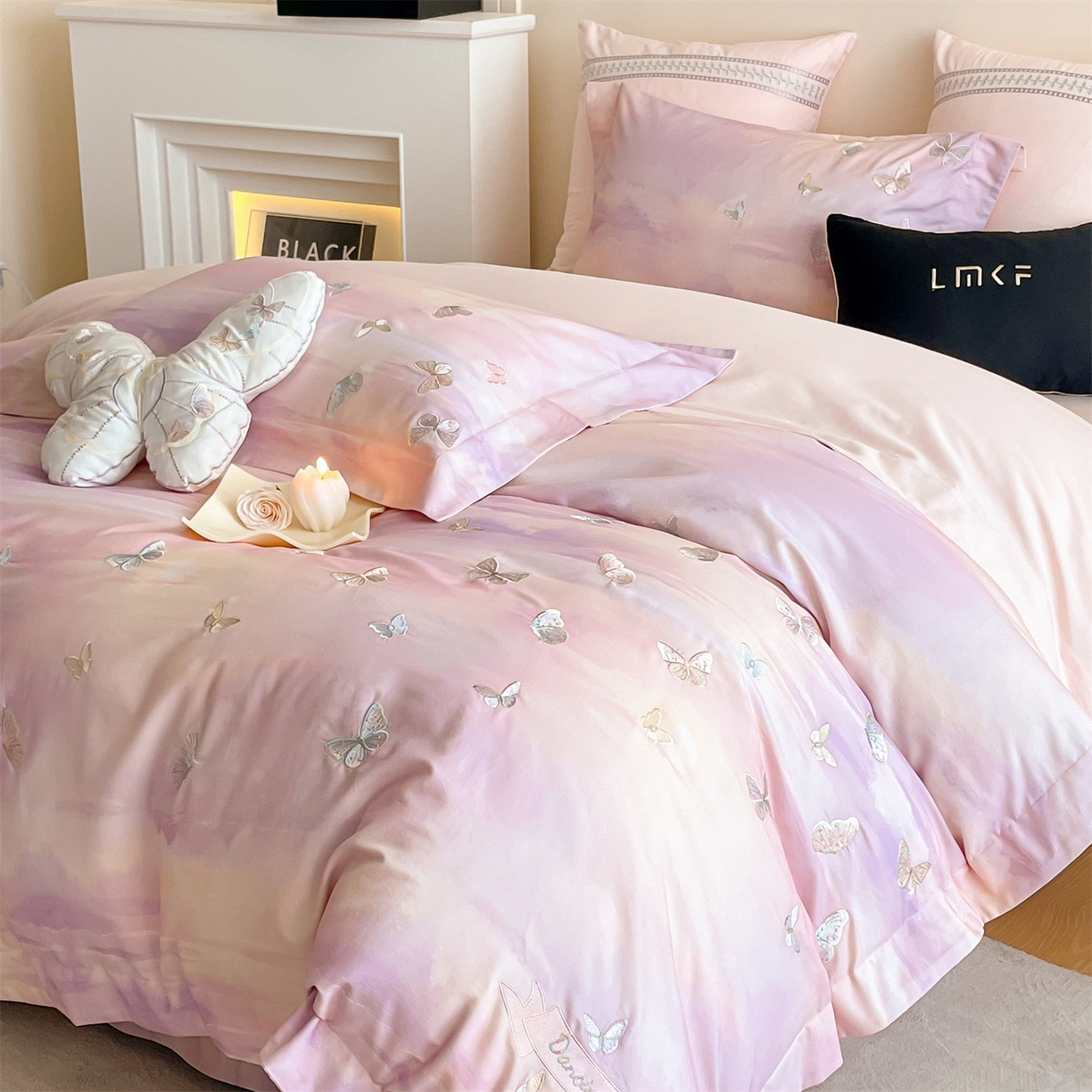 91家纺网 家纺一手货源 找家纺 （总）蓝米卡夫 2025秋冬-A类全棉100支磨毛印+绣-云光蝶梦系列（礼盒包装）-拍摄风格2 提供买家秀