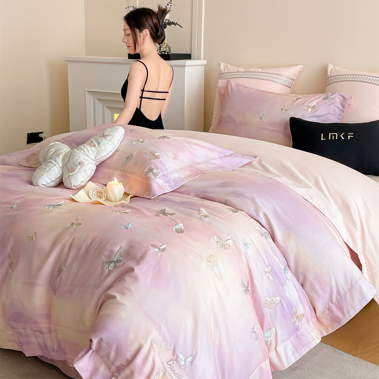 91家纺网 家纺一手货源 找家纺 （总）蓝米卡夫 2025秋冬-A类全棉100支磨毛印+绣-云光蝶梦系列（礼盒包装）-拍摄风格2 提供买家秀