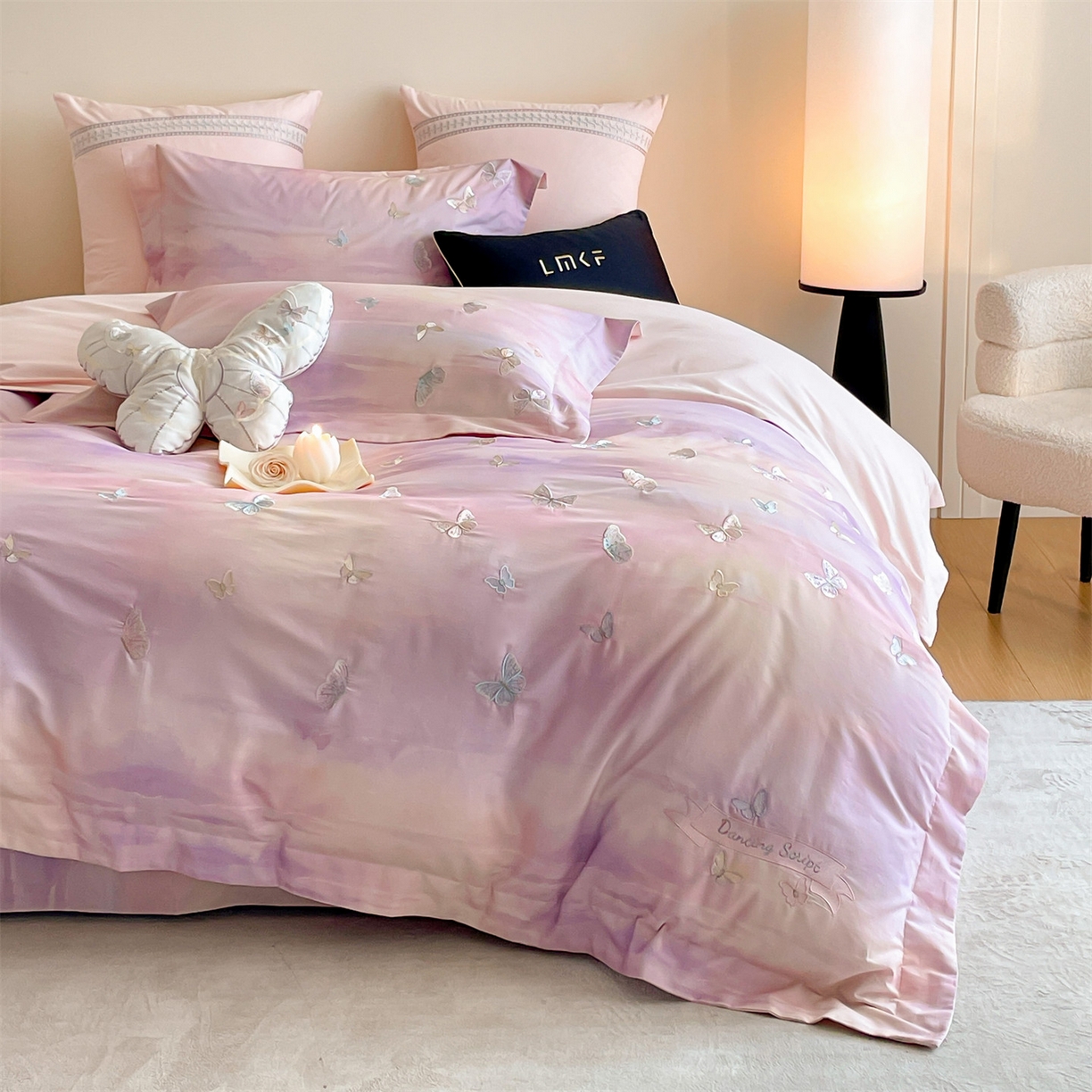 91家纺网 家纺一手货源 找家纺 （总）蓝米卡夫 2025秋冬-A类全棉100支磨毛印+绣-云光蝶梦系列（礼盒包装）-拍摄风格2 提供买家秀