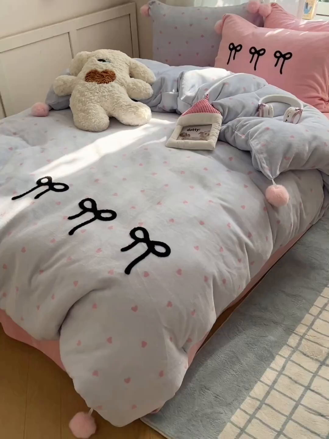 91家纺网 家纺一手货源 找家纺 桃子家居 2025新款insA类少女甜心毛球混搭工艺蝴蝶结刺绣毛巾绣印花加厚牛奶绒四件套 绒毛球-蝴蝶结葡萄草莓