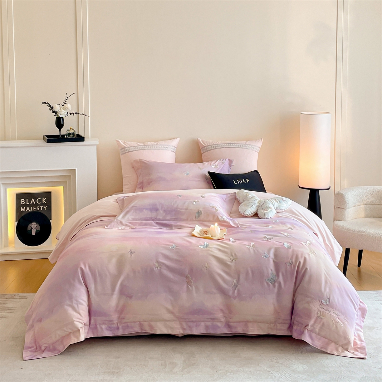 91家纺网 家纺一手货源 找家纺 （总）蓝米卡夫 2025秋冬-A类全棉100支磨毛印+绣-云光蝶梦系列（礼盒包装）-拍摄风格2 提供买家秀