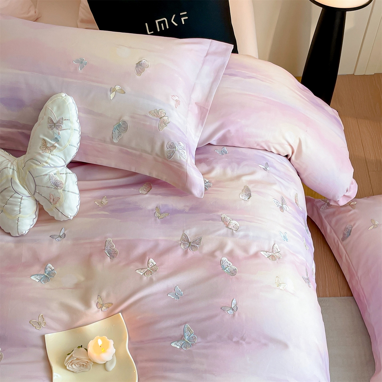 91家纺网 家纺一手货源 找家纺 （总）蓝米卡夫 2025秋冬-A类全棉100支磨毛印+绣-云光蝶梦系列（礼盒包装）-拍摄风格2 提供买家秀