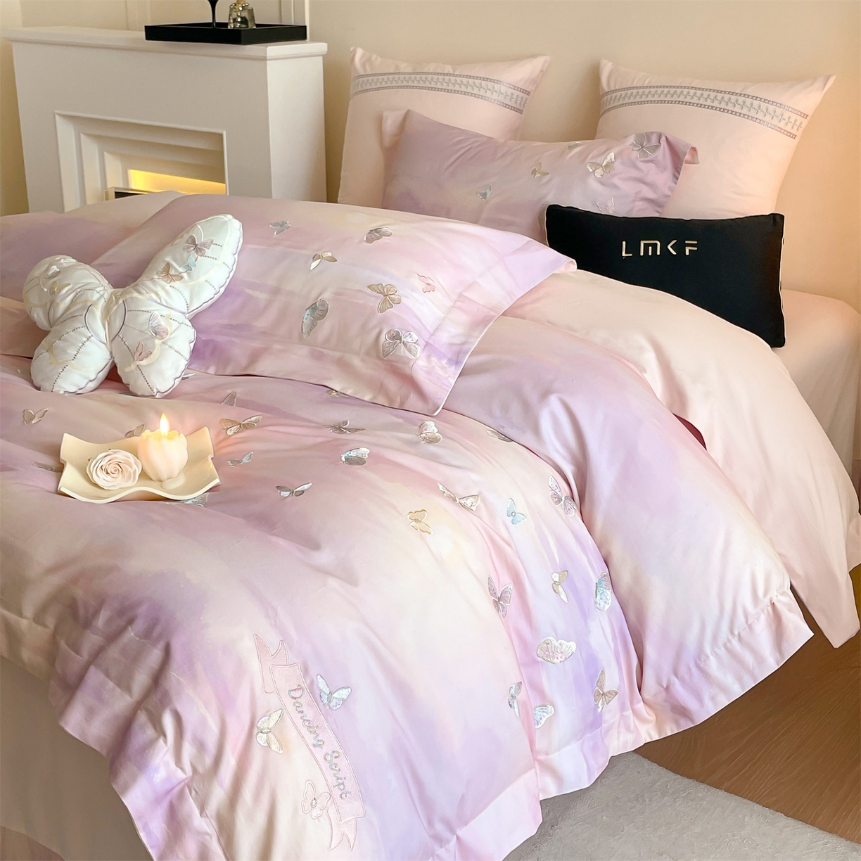 91家纺网 家纺一手货源 找家纺 （总）蓝米卡夫 2025秋冬-A类全棉100支磨毛印+绣-云光蝶梦系列（礼盒包装）-拍摄风格2 提供买家秀