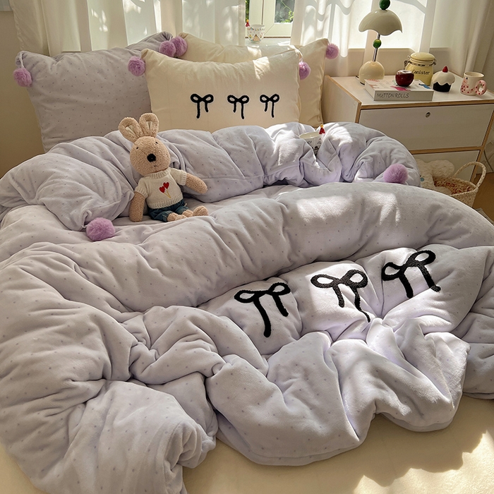 91家纺网 家纺一手货源 找家纺 桃子家居 2025新款insA类少女甜心毛球混搭工艺蝴蝶结刺绣毛巾绣印花加厚牛奶绒四件套 绒毛球-蝴蝶结香芋奶昔