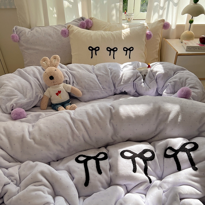 91家纺网 家纺一手货源 找家纺 桃子家居 2025新款insA类少女甜心毛球混搭工艺蝴蝶结刺绣毛巾绣印花加厚牛奶绒四件套 绒毛球-蝴蝶结香芋奶昔
