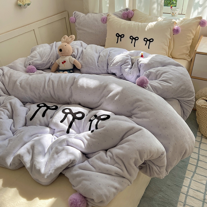 91家纺网 家纺一手货源 找家纺 桃子家居 2025新款insA类少女甜心毛球混搭工艺蝴蝶结刺绣毛巾绣印花加厚牛奶绒四件套 绒毛球-蝴蝶结香芋奶昔