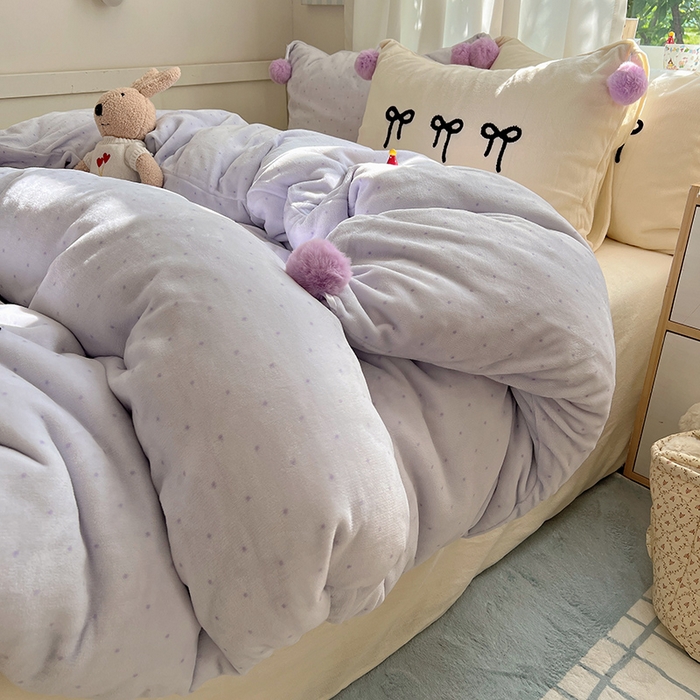 91家纺网 家纺一手货源 找家纺 桃子家居 2025新款insA类少女甜心毛球混搭工艺蝴蝶结刺绣毛巾绣印花加厚牛奶绒四件套 绒毛球-蝴蝶结香芋奶昔