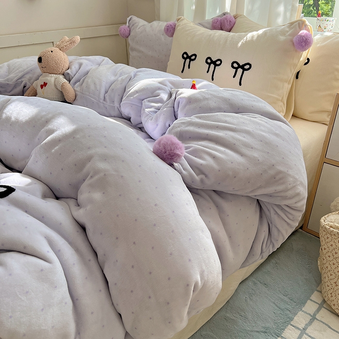 91家纺网 家纺一手货源 找家纺 桃子家居 2025新款insA类少女甜心毛球混搭工艺蝴蝶结刺绣毛巾绣印花加厚牛奶绒四件套 绒毛球-蝴蝶结香芋奶昔