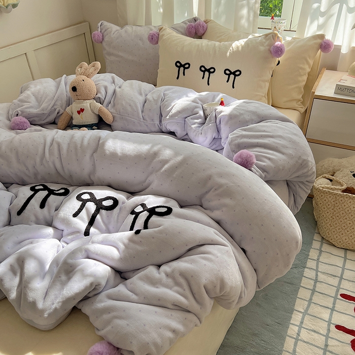 91家纺网 家纺一手货源 找家纺 桃子家居 2025新款insA类少女甜心毛球混搭工艺蝴蝶结刺绣毛巾绣印花加厚牛奶绒四件套 绒毛球-蝴蝶结香芋奶昔