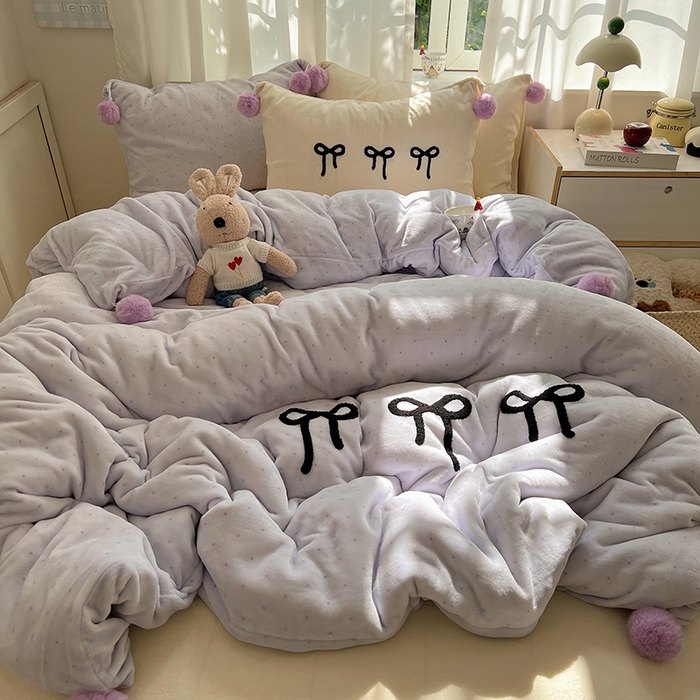 91家纺网 家纺一手货源 找家纺 桃子家居 2025新款insA类少女甜心毛球混搭工艺蝴蝶结刺绣毛巾绣印花加厚牛奶绒四件套 绒毛球-蝴蝶结香芋奶昔