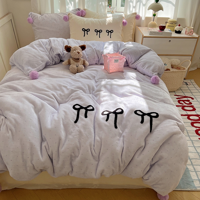 91家纺网 家纺一手货源 找家纺 桃子家居 2025新款insA类少女甜心毛球混搭工艺蝴蝶结刺绣毛巾绣印花加厚牛奶绒四件套 绒毛球-蝴蝶结香芋奶昔