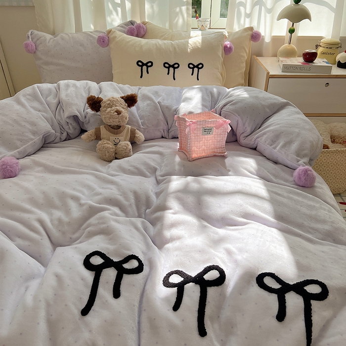 91家纺网 家纺一手货源 找家纺 桃子家居 2025新款insA类少女甜心毛球混搭工艺蝴蝶结刺绣毛巾绣印花加厚牛奶绒四件套 绒毛球-蝴蝶结香芋奶昔