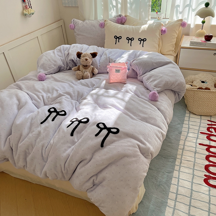 91家纺网 家纺一手货源 找家纺 桃子家居 2025新款insA类少女甜心毛球混搭工艺蝴蝶结刺绣毛巾绣印花加厚牛奶绒四件套 绒毛球-蝴蝶结香芋奶昔