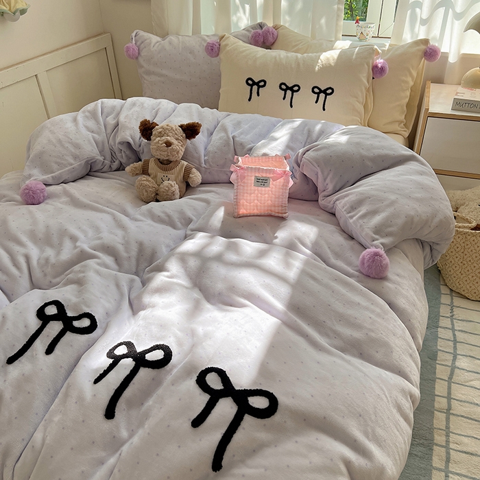 91家纺网 家纺一手货源 找家纺 桃子家居 2025新款insA类少女甜心毛球混搭工艺蝴蝶结刺绣毛巾绣印花加厚牛奶绒四件套 绒毛球-蝴蝶结香芋奶昔