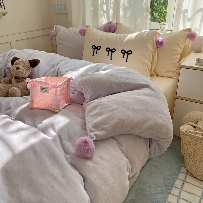 91家纺网 家纺一手货源 找家纺 桃子家居 2025新款insA类少女甜心毛球混搭工艺蝴蝶结刺绣毛巾绣印花加厚牛奶绒四件套 绒毛球-蝴蝶结香芋奶昔