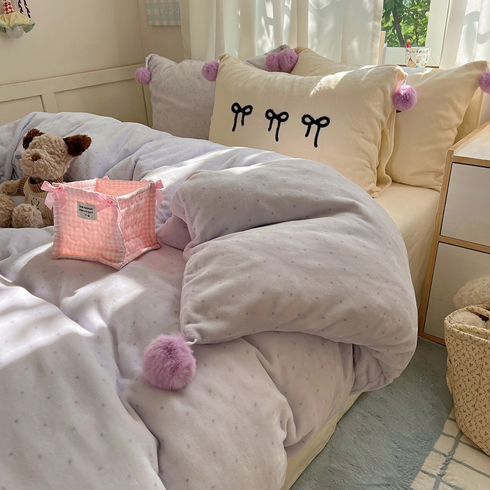 91家纺网 家纺一手货源 找家纺 桃子家居 2025新款insA类少女甜心毛球混搭工艺蝴蝶结刺绣毛巾绣印花加厚牛奶绒四件套 绒毛球-蝴蝶结香芋奶昔