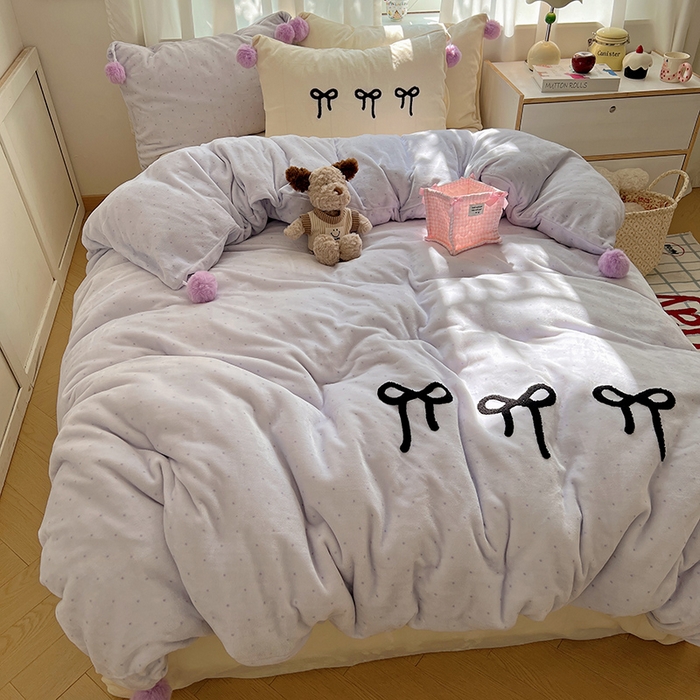 91家纺网 家纺一手货源 找家纺 桃子家居 2025新款insA类少女甜心毛球混搭工艺蝴蝶结刺绣毛巾绣印花加厚牛奶绒四件套 绒毛球-蝴蝶结香芋奶昔