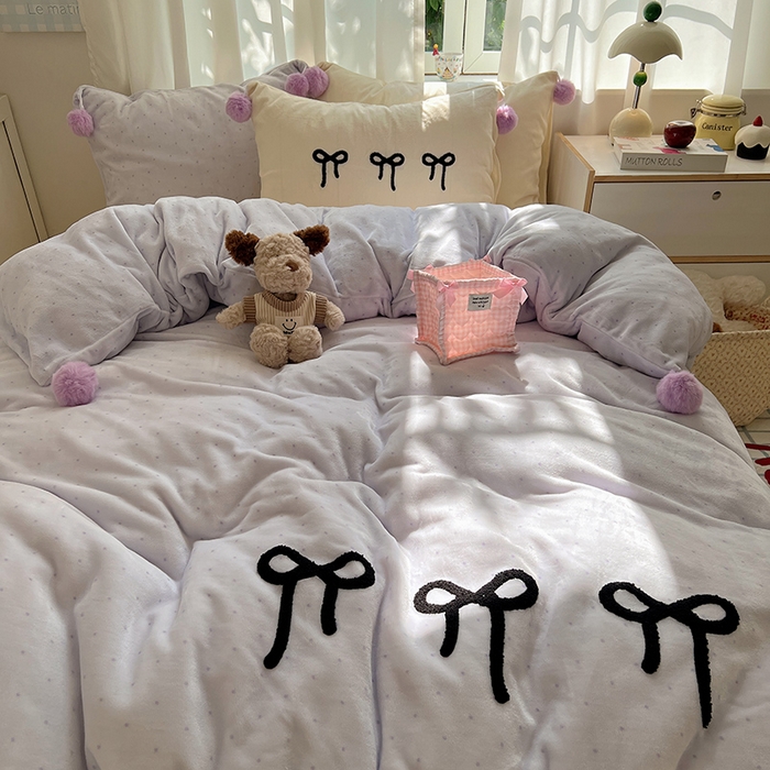 91家纺网 家纺一手货源 找家纺 桃子家居 2025新款insA类少女甜心毛球混搭工艺蝴蝶结刺绣毛巾绣印花加厚牛奶绒四件套 绒毛球-蝴蝶结香芋奶昔