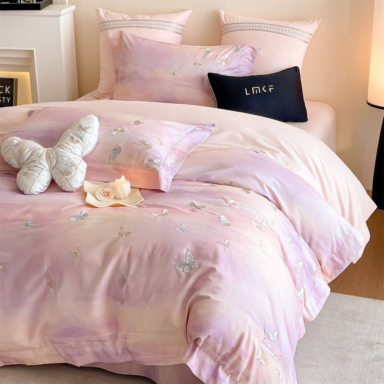 91家纺网 家纺一手货源 找家纺 蓝米卡夫 2025秋冬-A类全棉50S*50S双股磨毛印+绣-云光蝶梦系列（礼盒包装）-拍摄风格2 提供买家秀 云光蝶梦-粉紫