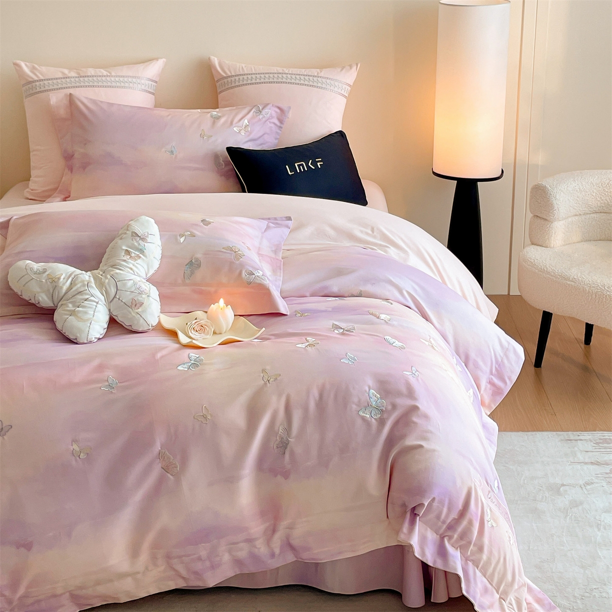 91家纺网 家纺一手货源 找家纺 蓝米卡夫 2025秋冬-A类全棉50S*50S双股磨毛印+绣-云光蝶梦系列（礼盒包装）-拍摄风格2 提供买家秀 云光蝶梦-粉紫