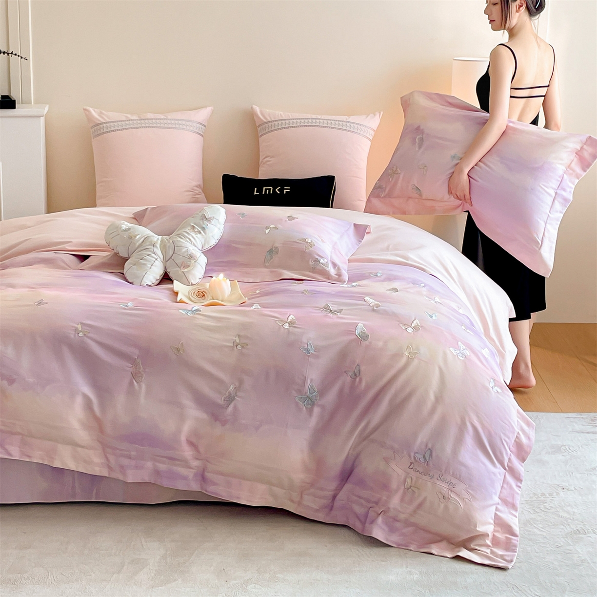 91家纺网 家纺一手货源 找家纺 蓝米卡夫 2025秋冬-A类全棉50S*50S双股磨毛印+绣-云光蝶梦系列（礼盒包装）-拍摄风格2 提供买家秀 云光蝶梦-粉紫