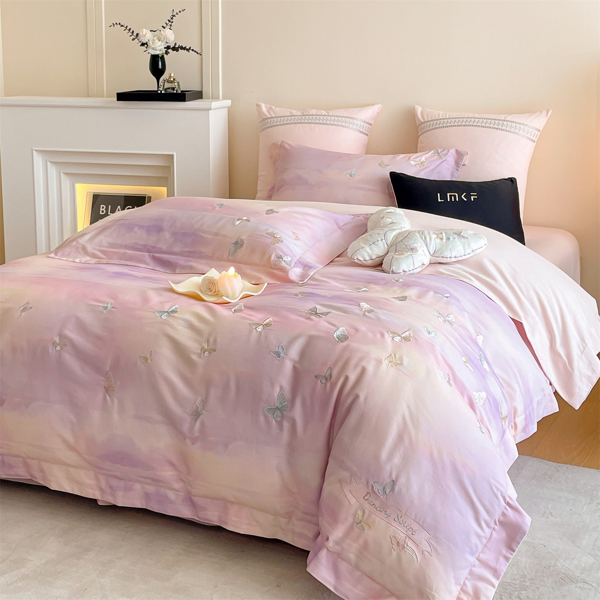 91家纺网 家纺一手货源 找家纺 蓝米卡夫 2025秋冬-A类全棉50S*50S双股磨毛印+绣-云光蝶梦系列（礼盒包装）-拍摄风格2 提供买家秀 云光蝶梦-粉紫