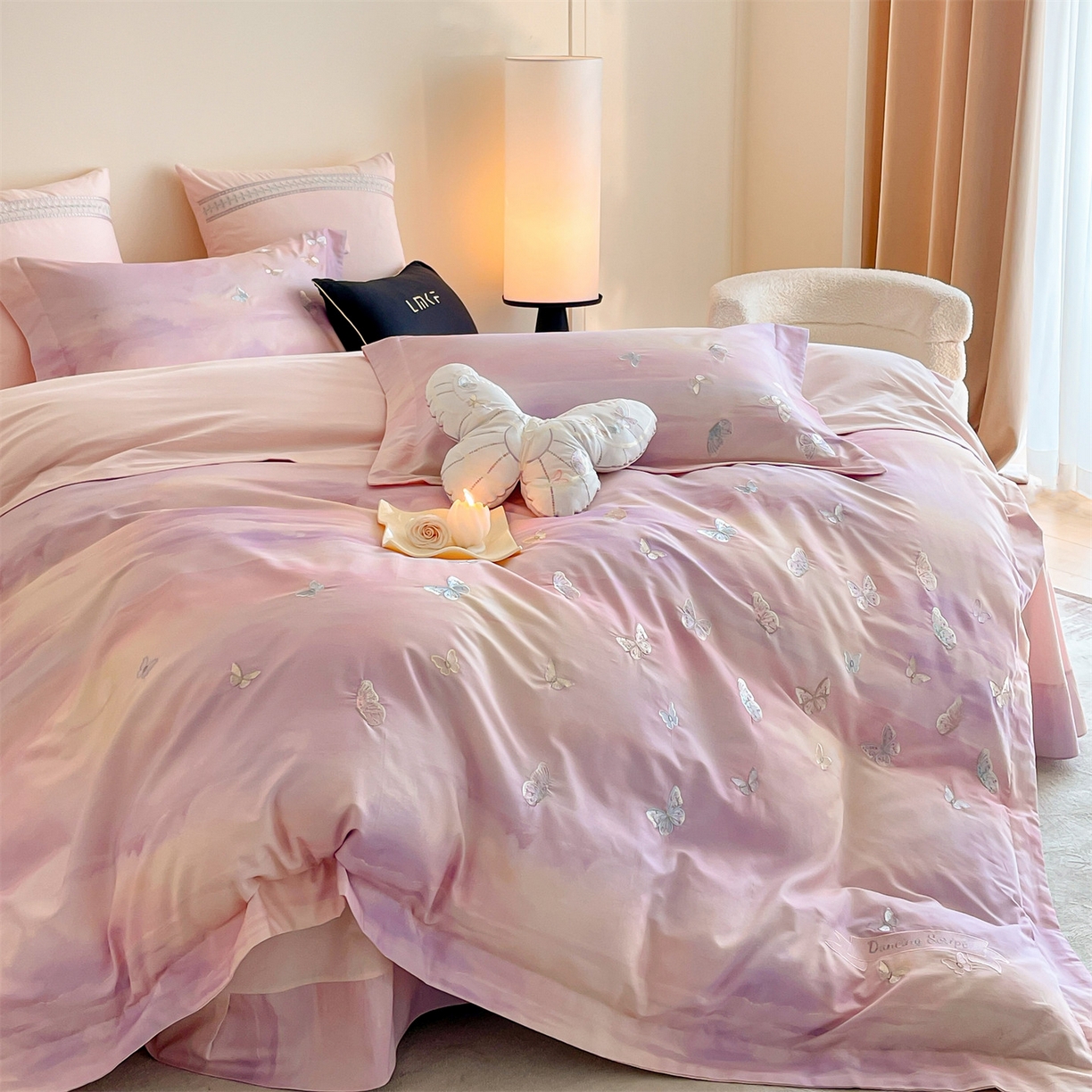 91家纺网 家纺一手货源 找家纺 蓝米卡夫 2025秋冬-A类全棉50S*50S双股磨毛印+绣-云光蝶梦系列（礼盒包装）-拍摄风格2 提供买家秀 云光蝶梦-粉紫