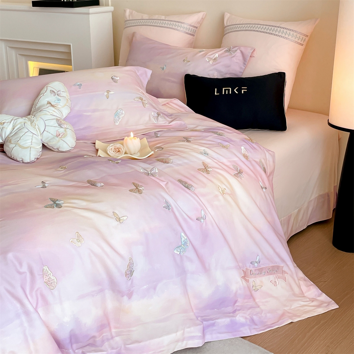 91家纺网 家纺一手货源 找家纺 蓝米卡夫 2025秋冬-A类全棉50S*50S双股磨毛印+绣-云光蝶梦系列（礼盒包装）-拍摄风格2 提供买家秀 云光蝶梦-粉紫