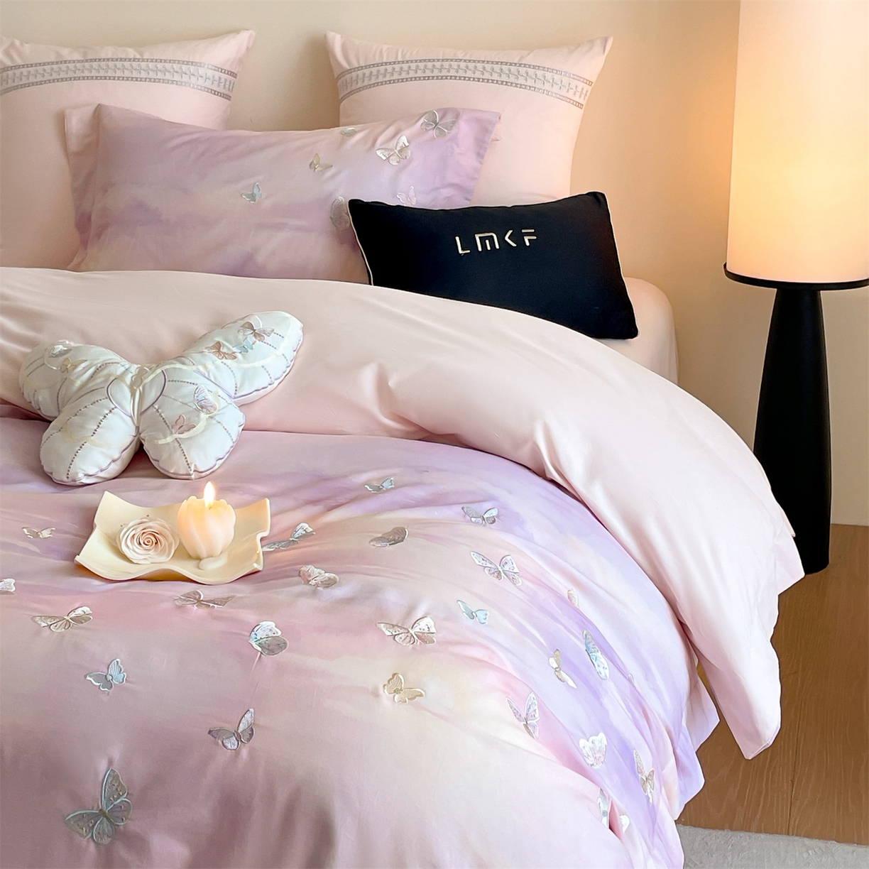 91家纺网 家纺一手货源 找家纺 蓝米卡夫 2025秋冬-A类全棉50S*50S双股磨毛印+绣-云光蝶梦系列（礼盒包装）-拍摄风格2 提供买家秀 云光蝶梦-粉紫