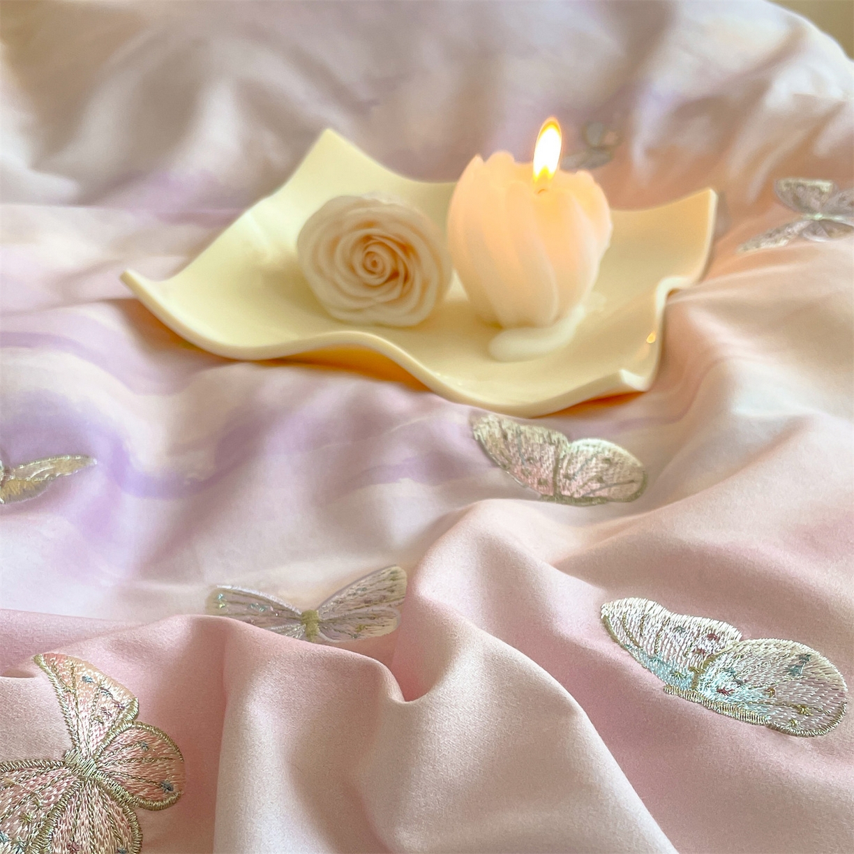 91家纺网 家纺一手货源 找家纺 蓝米卡夫 2025秋冬-A类全棉50S*50S双股磨毛印+绣-云光蝶梦系列（礼盒包装）-拍摄风格2 提供买家秀 云光蝶梦-粉紫