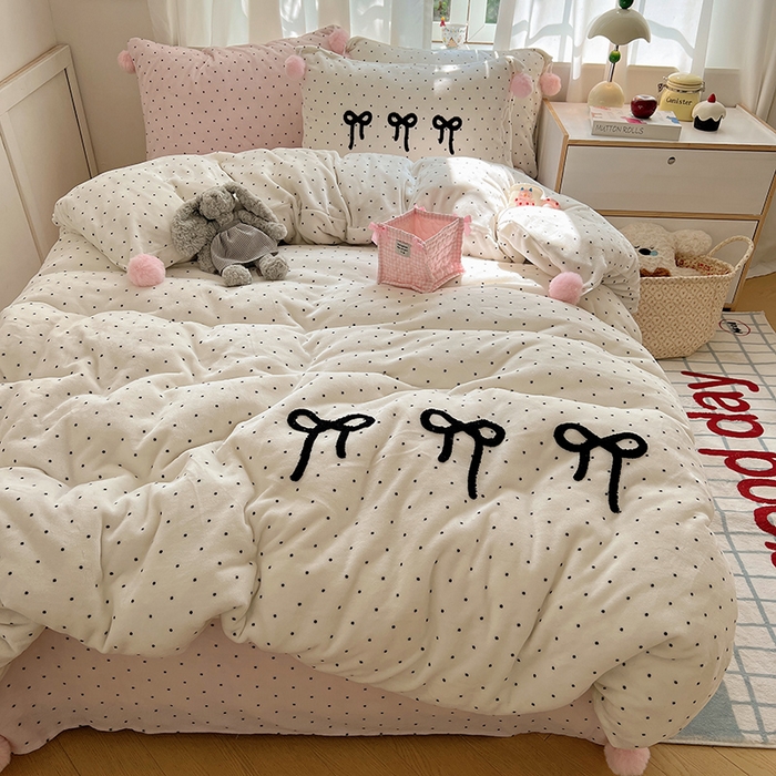 91家纺网 家纺一手货源 找家纺 桃子家居 2025新款insA类少女甜心毛球混搭工艺蝴蝶结刺绣毛巾绣印花加厚牛奶绒四件套 绒毛球-蝴蝶结珍珠粉点
