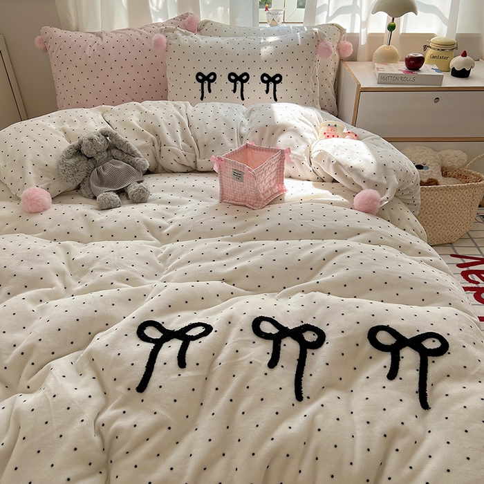 91家纺网 家纺一手货源 找家纺 桃子家居 2025新款insA类少女甜心毛球混搭工艺蝴蝶结刺绣毛巾绣印花加厚牛奶绒四件套 绒毛球-蝴蝶结珍珠粉点