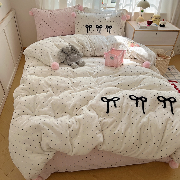 91家纺网 家纺一手货源 找家纺 桃子家居 2025新款insA类少女甜心毛球混搭工艺蝴蝶结刺绣毛巾绣印花加厚牛奶绒四件套 绒毛球-蝴蝶结珍珠粉点