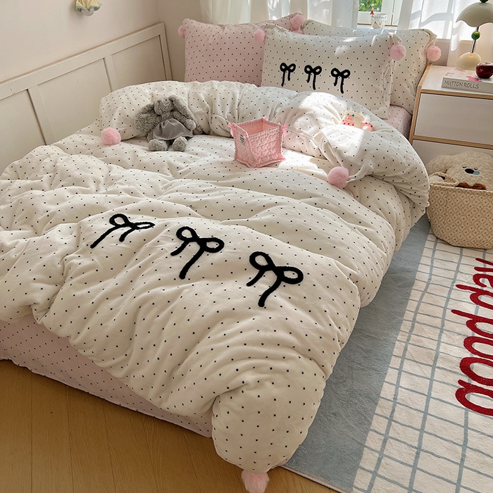 91家纺网 家纺一手货源 找家纺 桃子家居 2025新款insA类少女甜心毛球混搭工艺蝴蝶结刺绣毛巾绣印花加厚牛奶绒四件套 绒毛球-蝴蝶结珍珠粉点