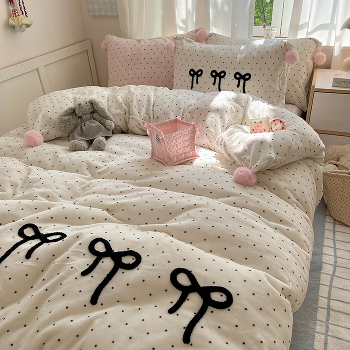 91家纺网 家纺一手货源 找家纺 桃子家居 2025新款insA类少女甜心毛球混搭工艺蝴蝶结刺绣毛巾绣印花加厚牛奶绒四件套 绒毛球-蝴蝶结珍珠粉点