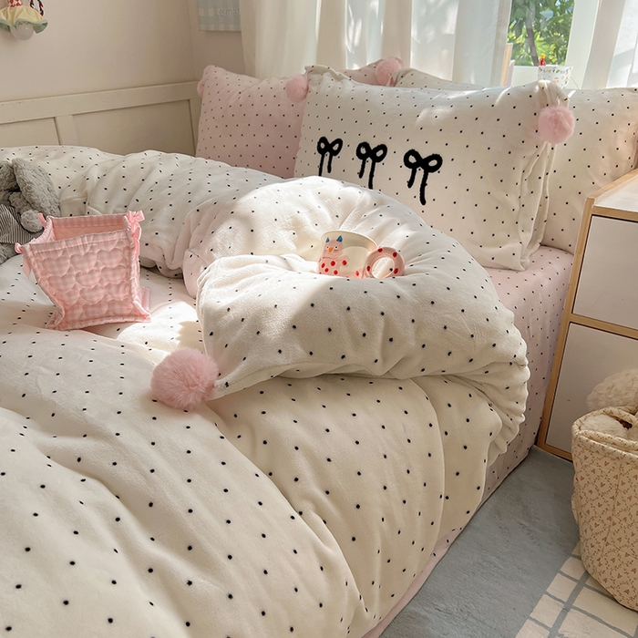 91家纺网 家纺一手货源 找家纺 桃子家居 2025新款insA类少女甜心毛球混搭工艺蝴蝶结刺绣毛巾绣印花加厚牛奶绒四件套 绒毛球-蝴蝶结珍珠粉点