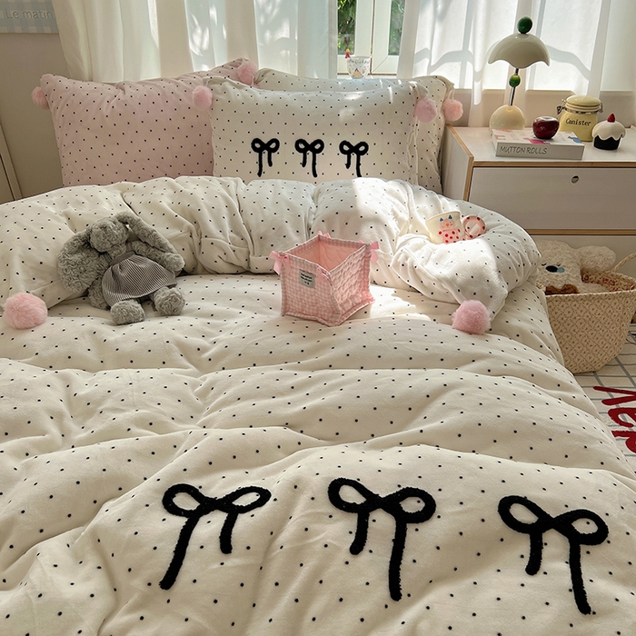91家纺网 家纺一手货源 找家纺 桃子家居 2025新款insA类少女甜心毛球混搭工艺蝴蝶结刺绣毛巾绣印花加厚牛奶绒四件套 绒毛球-蝴蝶结珍珠粉点